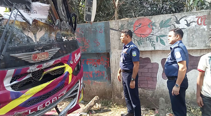 ময়মনসিংহে বাসে অগ্নিসংযোগ, চালক নিহত